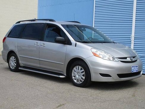 Used 2010 Toyota Sienna LE FWD image 1