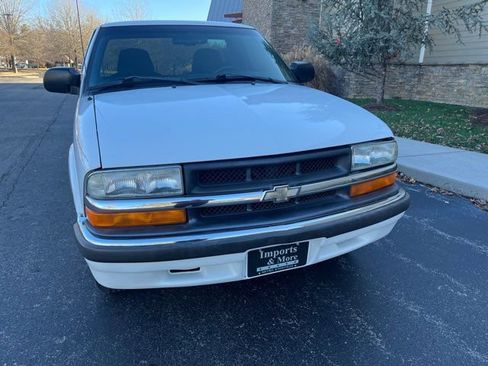 Used 2001 Chevrolet S10 Pickup LS w/ Preferred Equipment Group image 11