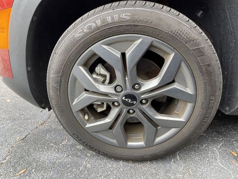 Certified 2024 Kia Seltos S image 11