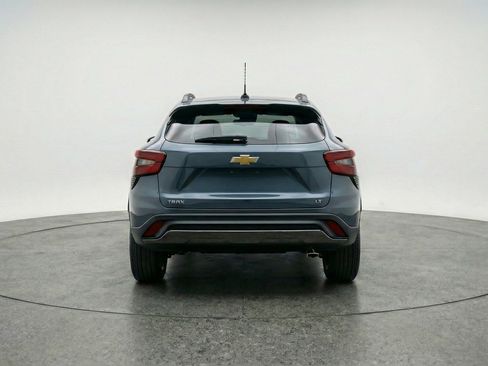 Used 2025 Chevrolet Trax LT w/ LT Convenience Package image 7