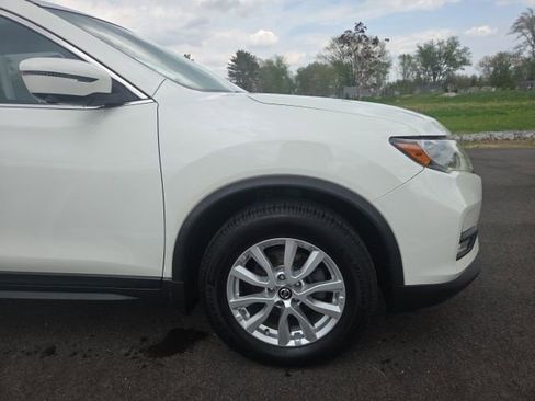 Used 2017 Nissan Rogue SV w/ SV Premium Package image 4