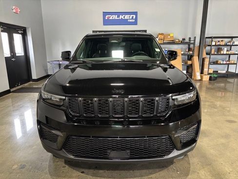 Used 2023 Jeep Grand Cherokee Altitude AWD/4WD image 3