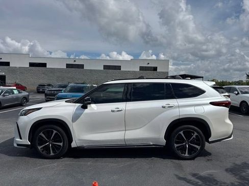 Used 2021 Toyota Highlander XSE AWD/4WD image 2