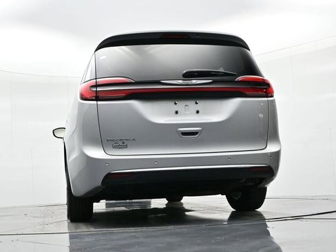 Used 2024 Chrysler Pacifica Touring-L FWD image 19