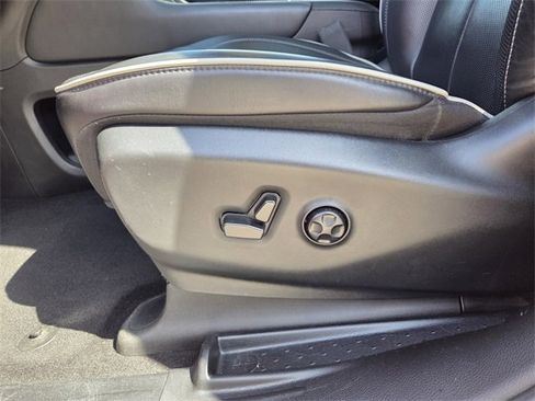 Used 2025 Chrysler Pacifica Limited image 27