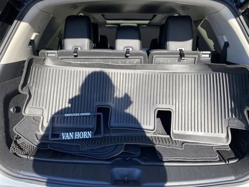 Used 2024 Nissan Pathfinder Platinum image 16