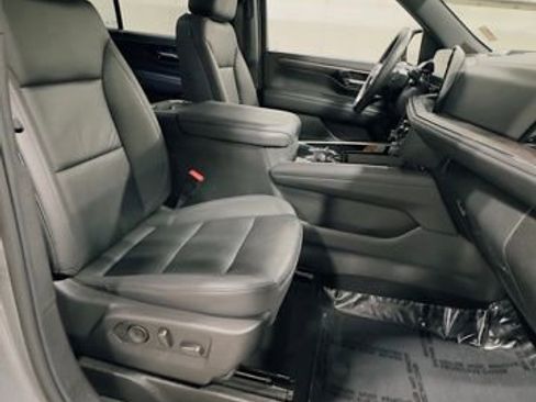 Used 2025 Chevrolet Tahoe LT AWD/4WD image 38