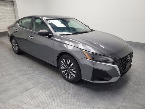 Used 2025 Nissan Altima 2.5 SV FWD image 11