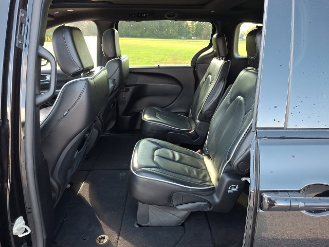 Used 2025 Chrysler Pacifica Limited FWD image 10