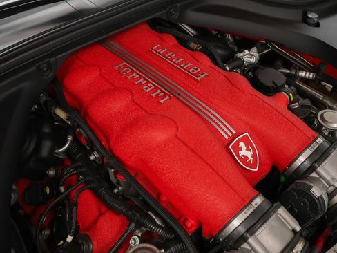 Used 2010 Ferrari California RWD image 17