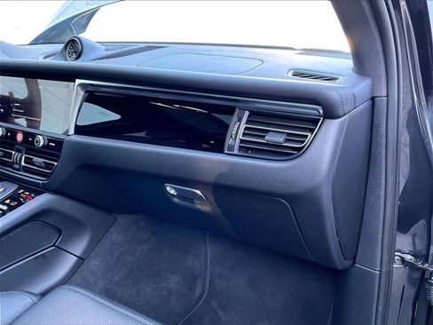 Certified 2025 Porsche Macan image 19