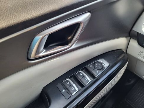 Used 2022 Kia Carnival LX FWD image 21