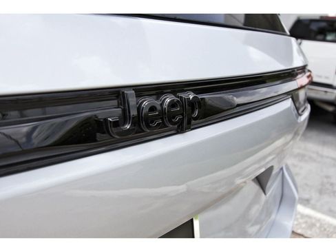 Used 2025 Jeep Grand Cherokee Altitude RWD image 27