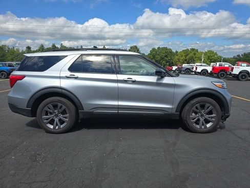 Used 2023 Ford Explorer XLT w/ XLT Sport Appearance Package image 8