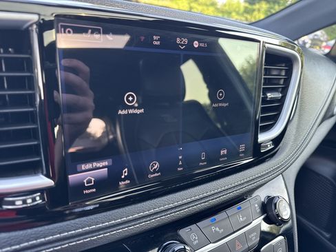 Used 2025 Chrysler Pacifica Limited FWD image 19
