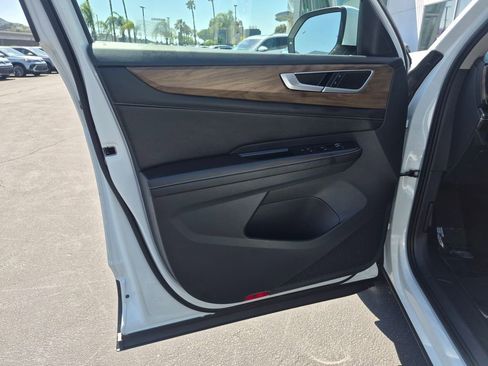 Used 2025 Volkswagen Atlas SE FWD image 12