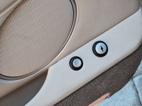 Used 2003 Lincoln Town Car Cartier image 93