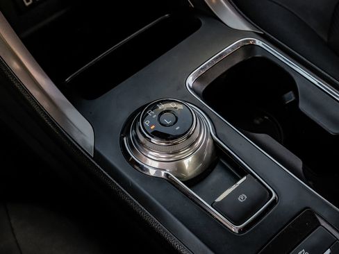 Used 2019 Ford Fusion SE FWD image 25