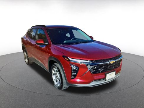 Used 2025 Chevrolet Trax LT w/ LT Convenience Package image 3