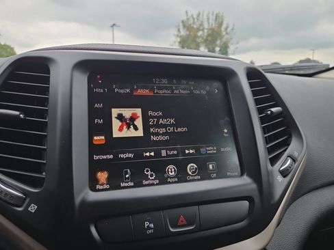 Used 2017 Jeep Cherokee Latitude w/ Safety/Convenience Group AWD/4WD image 16