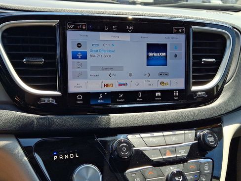 Used 2023 Chrysler Pacifica Touring-L FWD image 17