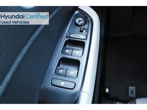 Certified 2025 Hyundai Venue SEL image 23