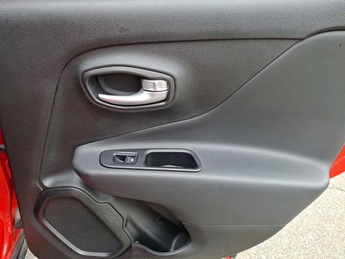 New 2023 Jeep Renegade Latitude AWD/4WD image 14