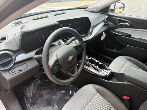 Used 2024 Chevrolet Trax LT FWD image 11