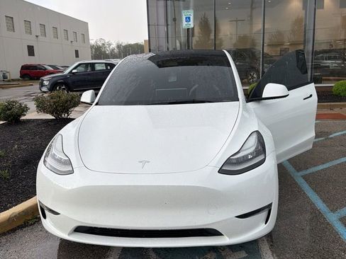 Used 2022 Tesla Model Y Long Range image 40
