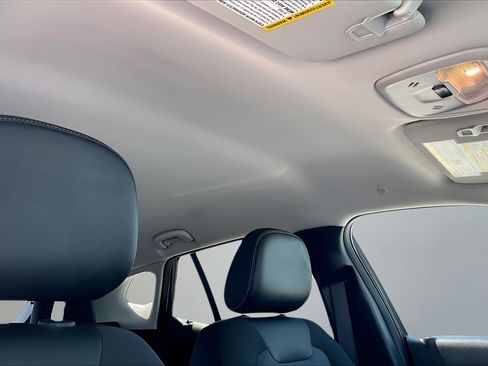 Used 2025 Chevrolet Trax LT FWD image 24