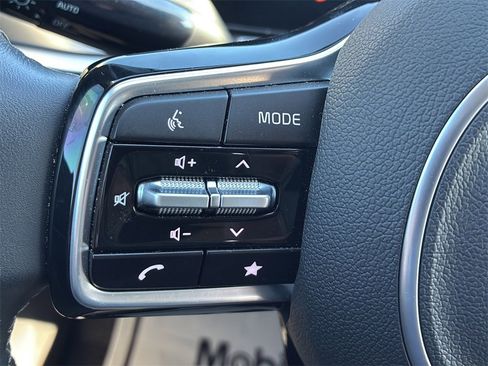Certified 2025 Kia Sorento S image 33
