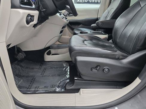 Used 2022 Chrysler Pacifica Touring-L FWD image 9