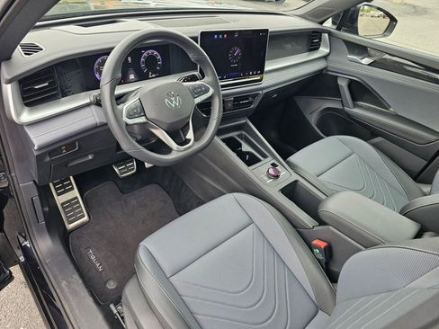 Certified 2025 Volkswagen Tiguan SE R-Line AWD/4WD image 2