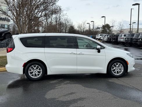Certified 2022 Chrysler Voyager LX image 6