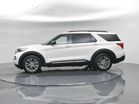 Certified 2021 Ford Explorer XLT w/ Equipment Group 202A RWD image 28