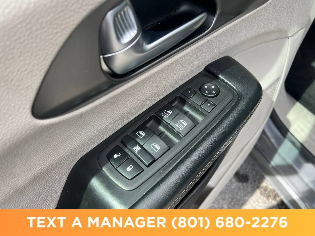 Used 2023 Chrysler Pacifica Touring-L FWD image 12
