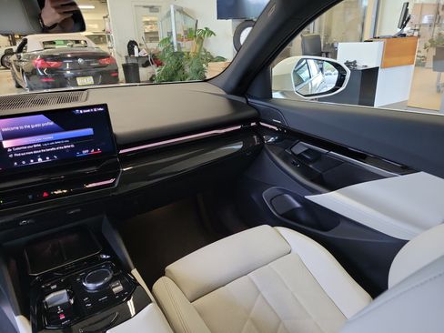 Used 2024 BMW 530i xDrive w/ Premium Package AWD/4WD image 19