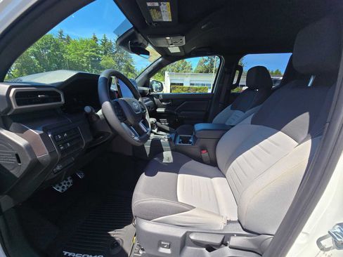 Used 2025 Toyota Tacoma TRD Sport AWD/4WD image 21