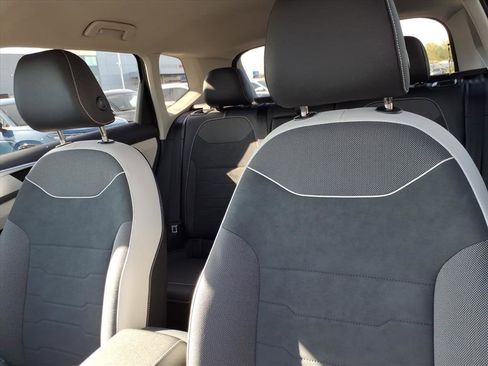 New 2026 Volkswagen Taos SE image 12