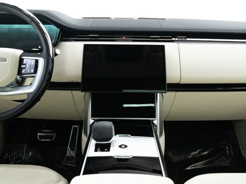 Used 2025 Land Rover Range Rover SE image 32