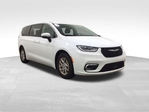 Used 2023 Chrysler Pacifica Touring-L FWD image 5