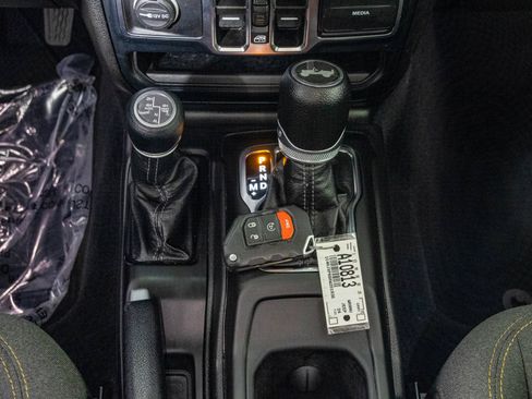 Used 2024 Jeep Wrangler Unlimited Sahara AWD/4WD image 28