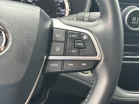 Used 2023 Toyota Highlander XSE AWD/4WD image 18