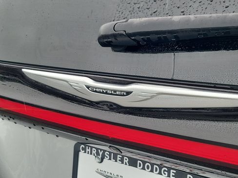 Certified 2024 Chrysler Pacifica Touring-L FWD image 6