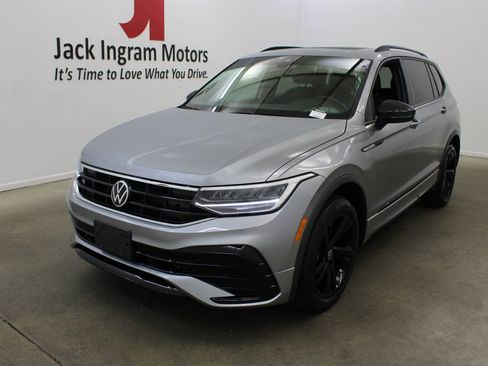 Used 2023 Volkswagen Tiguan SE R-Line image 2