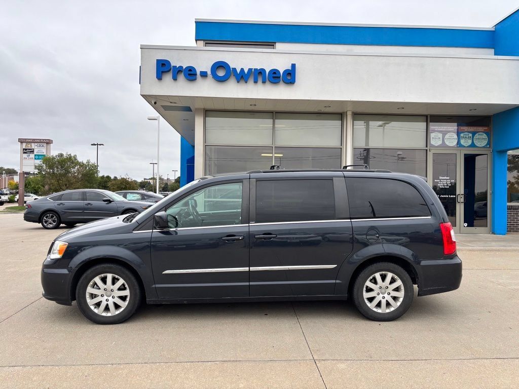 Used 2013 Chrysler Town & Country Touring FWD image 8