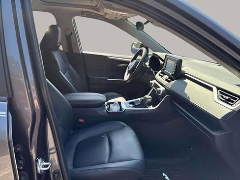 Used 2022 Toyota RAV4 XLE Premium image 15