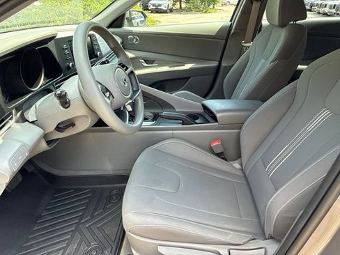 Used 2023 Hyundai Elantra SEL w/ Preferred Accessory Package FWD image 17