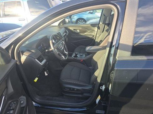 Used 2023 GMC Terrain SLE w/ Driver Convenience Package image 3