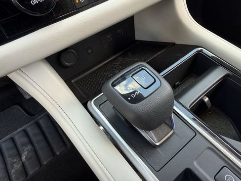 Used 2025 Nissan Pathfinder SL AWD/4WD image 19